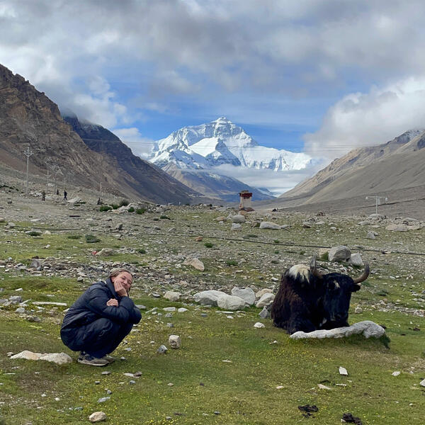 Tekla Knuutila ja jakki Mount Everestin perusleirissä 5 500 metrin korkeudessa.