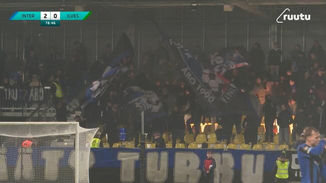 Interin fanit juhlivat voittoa ja hopeamitaleja. Kuvakaappaus Ruudun lähetyksestä.