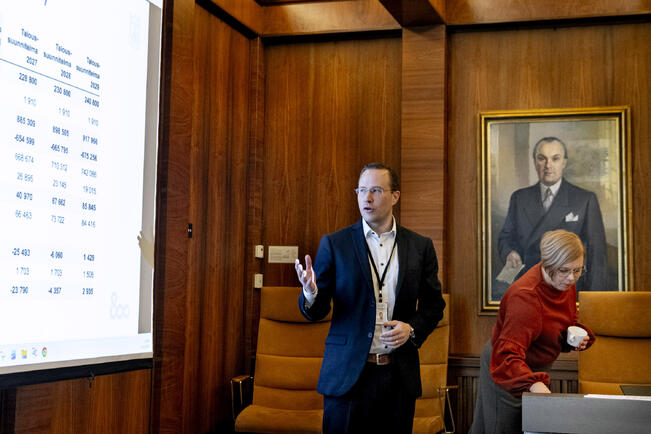 Talousjohtaja Valtteri Mikkola ja pormestari Piia Elo (sd.) kertoivat ensi vuoden talousarvioesityksen linjauksista.