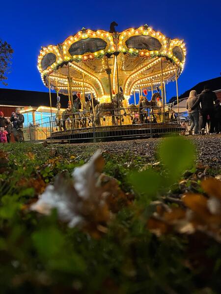 Yliopistonkadulla on joulukuussa Hansakorttelin sisäänkäynnin vieressä maksuton karuselli. 