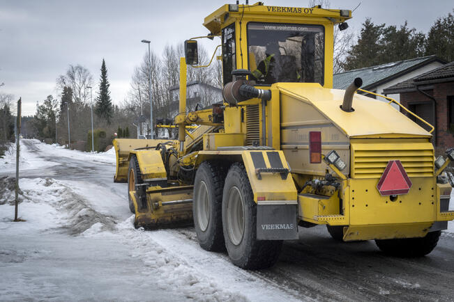 Ajoratoja puhdistetaan ja liukkautta torjutaan Turussa 47 koneen voimin. Kuva on vuodelta 2022.