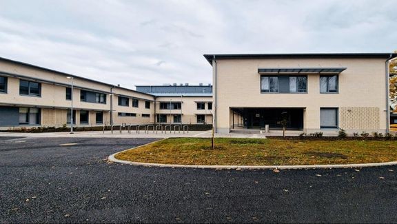 Aurinkovoimala k&#228;sitt&#228;&#228; 208 paneelia, jotka kattavat noin 462 neli&#246;metri&#228; monipalvelukeskuksen kattopinta-alaa.