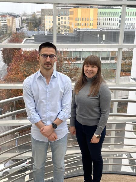 Coralysisin tutkimukseen osallistuneet Turun biotiedekeskuksen ja InFLAMES-lippulaivan jäsenet, tohtorikoulutettava António Sousa (vas.) ja apulaisprofessori Sini Junttila. 
