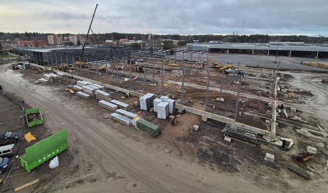 Käynnissä ovat teräsrungon ja ulkoseinien asennukset sekä alapohjatyöt ja maanrakennustyöt.