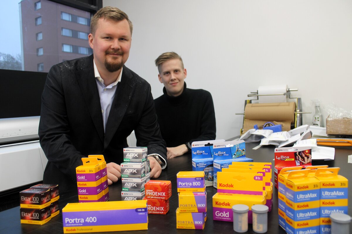 Valokuva-alalla on löytynyt markkinarakoa filmirullille, kertovat Samuli Tähtinen (vas.) ja Emil Rantanen Star Image Oy:stä.