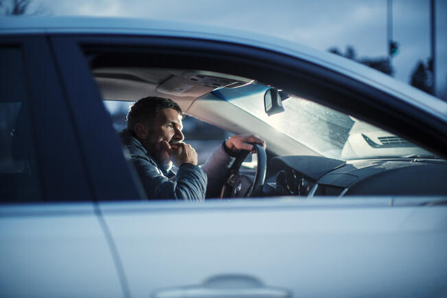 Väsyneenä ihminen reagoi yllättäviin tilanteisiin tavallista hitaammin. 
