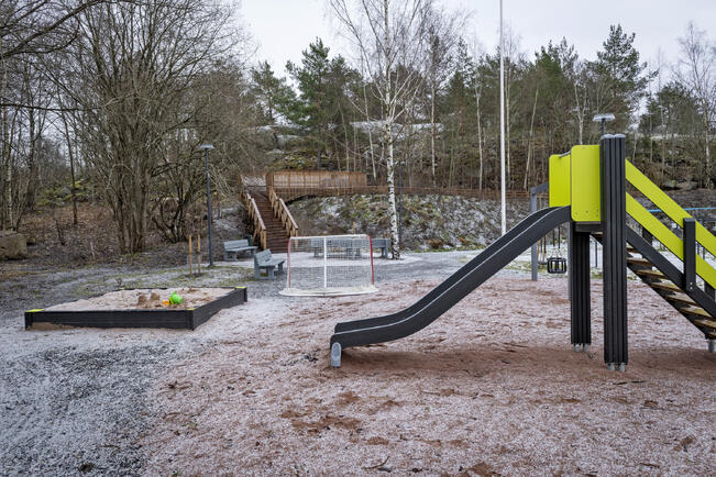 Taloyhtiön piha on parhaimmillaan eri-ikäisten asukkaiden kohtaamispaikka, joka tukee yhteisöllisyyttä.