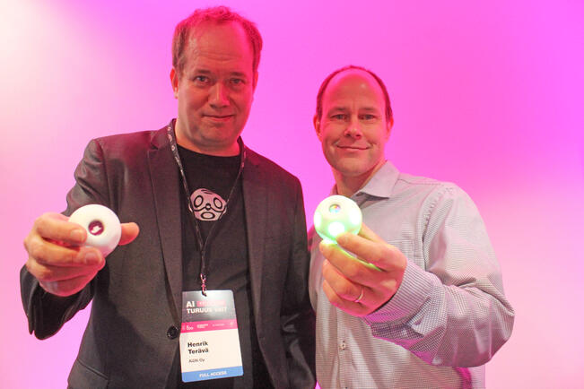 Henrik Terävä ja Riku Klén esittelevät tekoälyyn perustuvia kuntoutuspallojaan. 