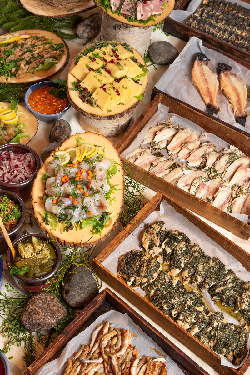 Villiruokapöytä Herrankukkarossa.