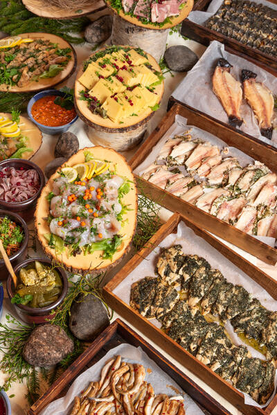 Villiruokapöytä Herrankukkarossa.
