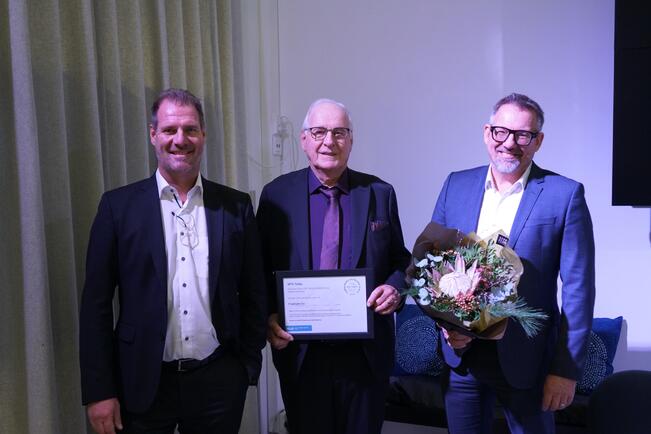 WTC Turun Kansainvälistymispalkintoa olivat palkinnonjakotilaisuudessa 27. marraskuuta hakemassa Finnfoam Groupin hallituksen puheenjohtaja Teppo Nieminen (vas.), yrityksen perustaja ja omistajien isä Jorma Nieminen sekä toimitusjohtaja Henri Nieminen.