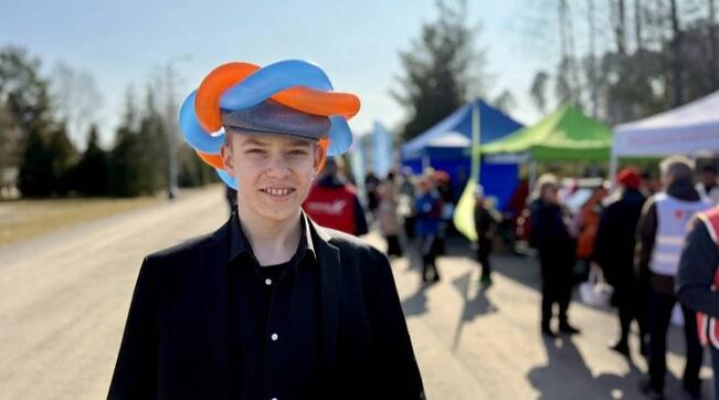 Maskulainen taikuri Leevi Lehtisalo tuomaroi lastensarjoja.