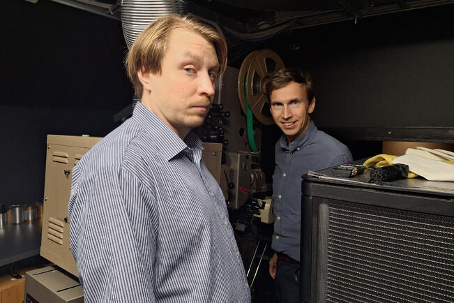 Joonatan Nikkisen (vas.) ja Fredrik Sandströmin rakkaus vanhoihin elokuviin johti elokuvateatterin konehuoneeseen.