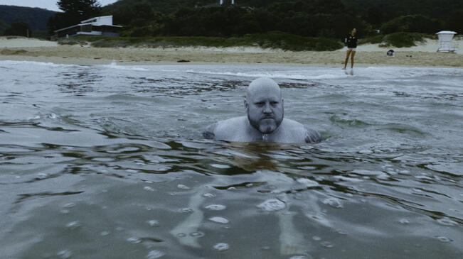 The Alphabetman seuraa Andrew Clutterbuckin matkaa arvostetusta Aalto-yliopiston työntekijästä hyvinvointiyhteiskunnan hylkiöksi.