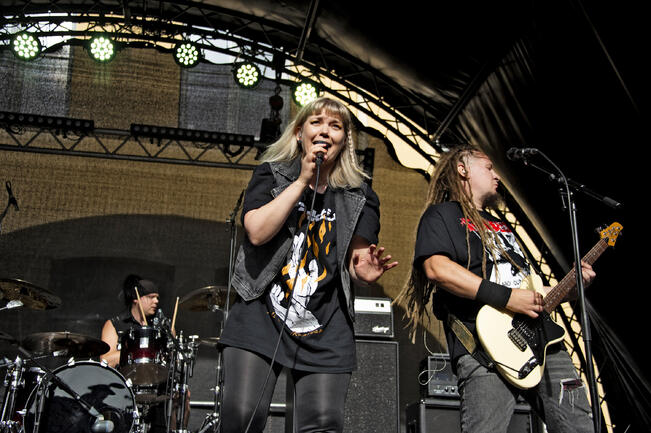 Saa kiljua yhtyeen laulaja Tiina Vaattovaara (vas.), kitaristi Jyrki Niemelä ja rumpali Matias Haapaniemi.