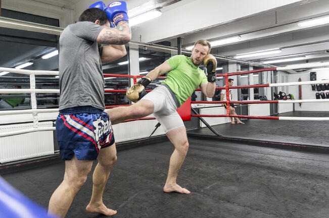 Daniel Forsberg (oik.) otti komean sulan hattuunsa thainyrkkeilyn EM-kisoista. Sparraajana valmentaja Riku Immonen.