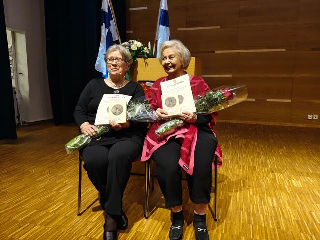 Aino Tikka (vas) ja Irmelin Isokoski saivat tänä vuonna Paimio-mitalit numero 31 ja 32.