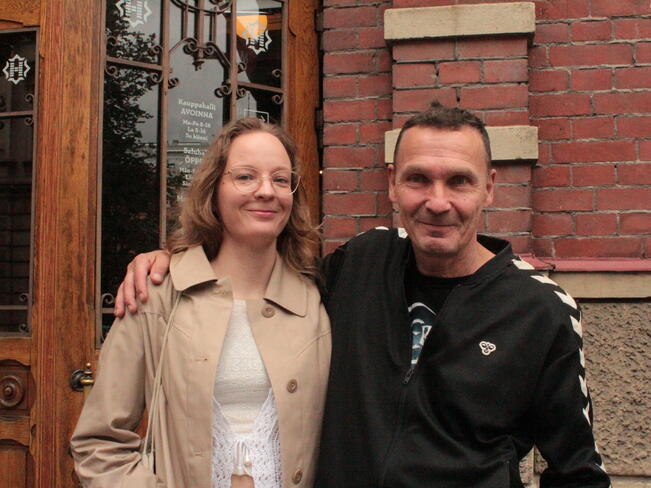 Ilona Helo (vas.) ja Raimo Luukkonen.