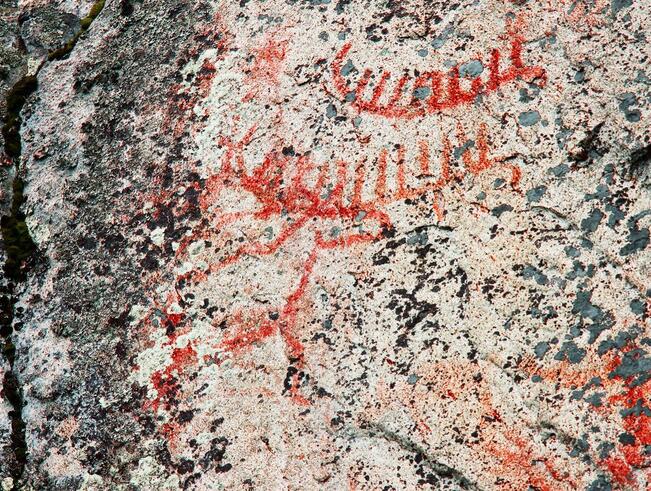 Veneaiheinen kalliomaalaus Saraakallion ja Astuvansalmen välisellä reitillä Päijänteellä Kuhmoisissa.