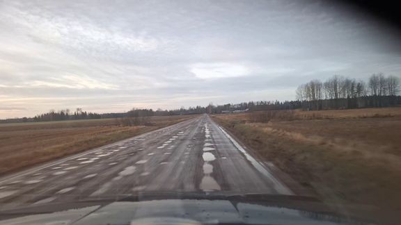 Talvikelirikkoa soratiell&#228;.
