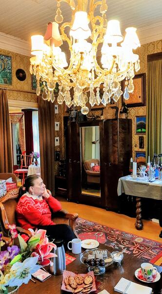 Ammi Paananen muistelee menneitä jouluja Ragalan kauniissa salissa.   