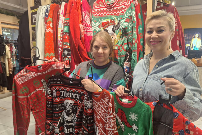 Jonna Saarinen (vas.) ja Miiu Rodrigues ovat huomanneet, että joulupaitoja ovat alkaneet ostaa kolmekymppisten lisäksi monen ikäiset. – Ikäjakauma on tällä hetkellä ihan vauvasta vaariin, he sanovat.