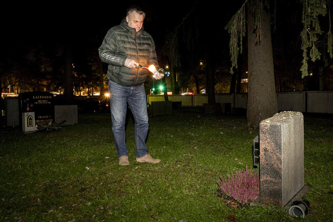 Turun palolaitoksella on perinteenä laskea jouluisin kynttilä jokaisen Turkuun haudatun ja täältä kotoisin olevan kollegan haudalle kymmenenä vuonna hautaamisen jälkeen. Vesa Salmela kiersi viime vuonna hautoja joulun alla. 