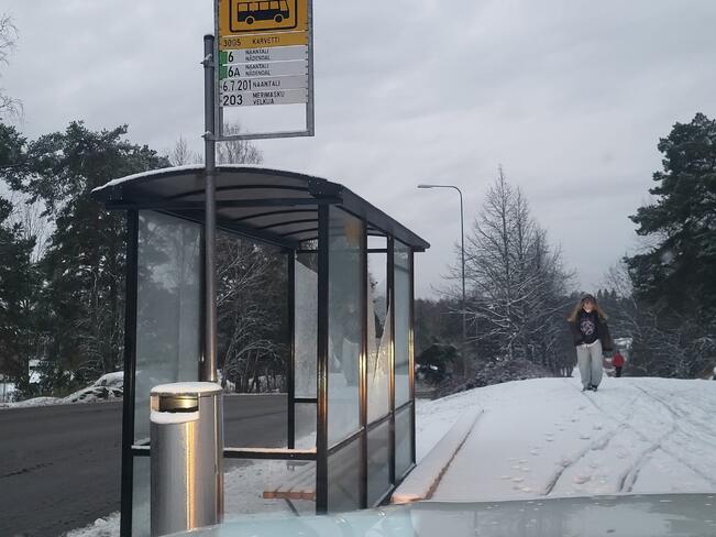 Karvetin uusittu bussipysäkki ei ehtinyt olla kauan ehjänä. Kuva on otettu marraskuussa. 