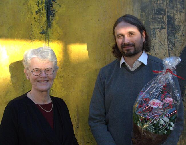 Kansleri Marianne Stenius myönsi nuoremman tutkijan kanslerinpalkinnon solubiologian apulaisprofessorille Guillaume Jacquemetille. 
