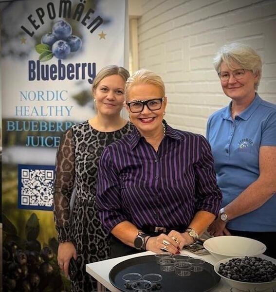 Erikoistutkija Ella Koivuniemi (vas.), profektitutkija Minna Storm ja toimitusjohtaja Hannele Mäntyjärvi.