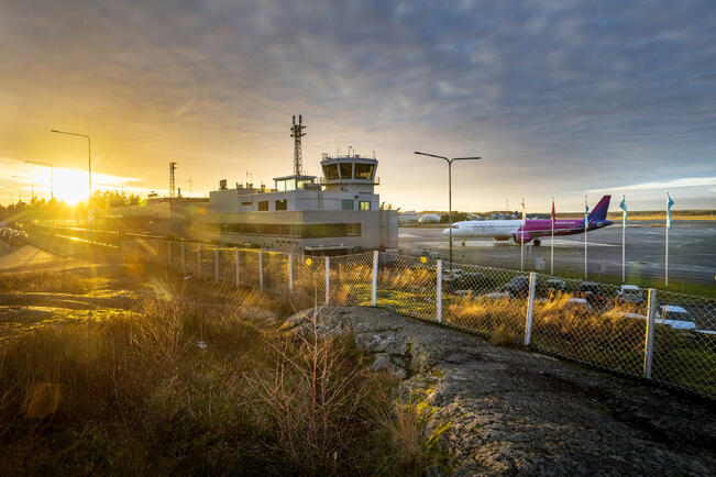 Kirjoittajan mielestä olisi hölmöyttä käynnistää säännöllinen lähijunaliikenne kulkemaan Turun lentoaseman ohi pysähtymättä siellä.