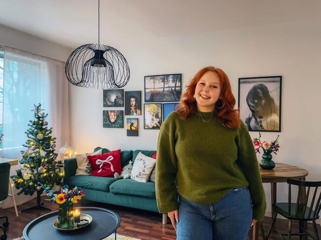 Vilma Sappinen on koristellut kotiaan jouluksi. Hän kertoo viihtyneensä Turussa hyvin.