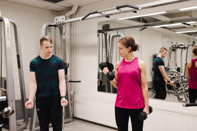 Erityisesti lihaskuntoharjoittelu näyttäisi olevan tärkeä tekijä myöhäisaikuisuuden metabolisen terveyden kannalta, kertoo tutkijatohtori Tiina Savikangas.