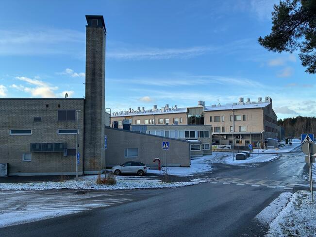 Etualalla purkua odottava Vaisaaren koulu, takana uusi Tiedonpuiston koulu. 