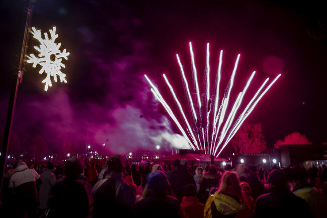 Lasten ilotulitus järjestetään hiljaisemmilla raketeilla. Kuva on viime vuodelta.