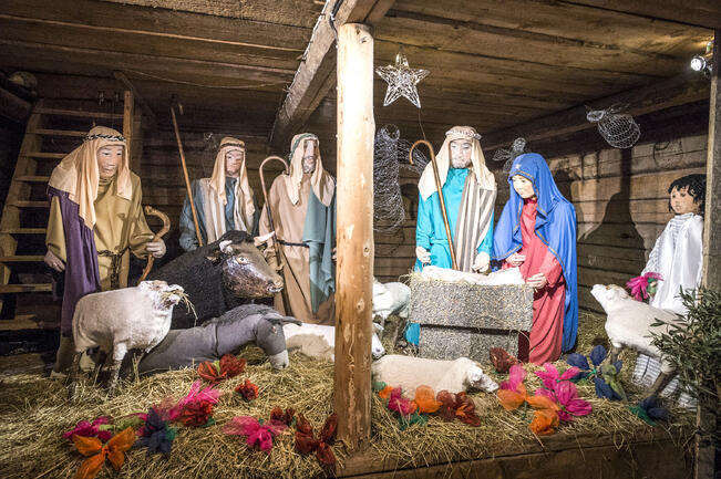 Jouluseimelle voi vaeltaa Maarian pappilalle, jonka sisäpihan porttikäytävässä jouluseimi on avoinna joulunpyhinä läpi vuorokauden. Kuva on vuodelta 2020.