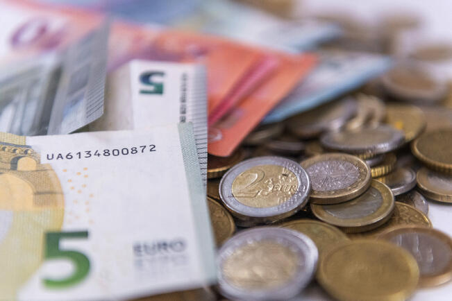 Joka neljäs isovanhempi säästää tai sijoittaa alaikäiselle lapsenlapselleen.