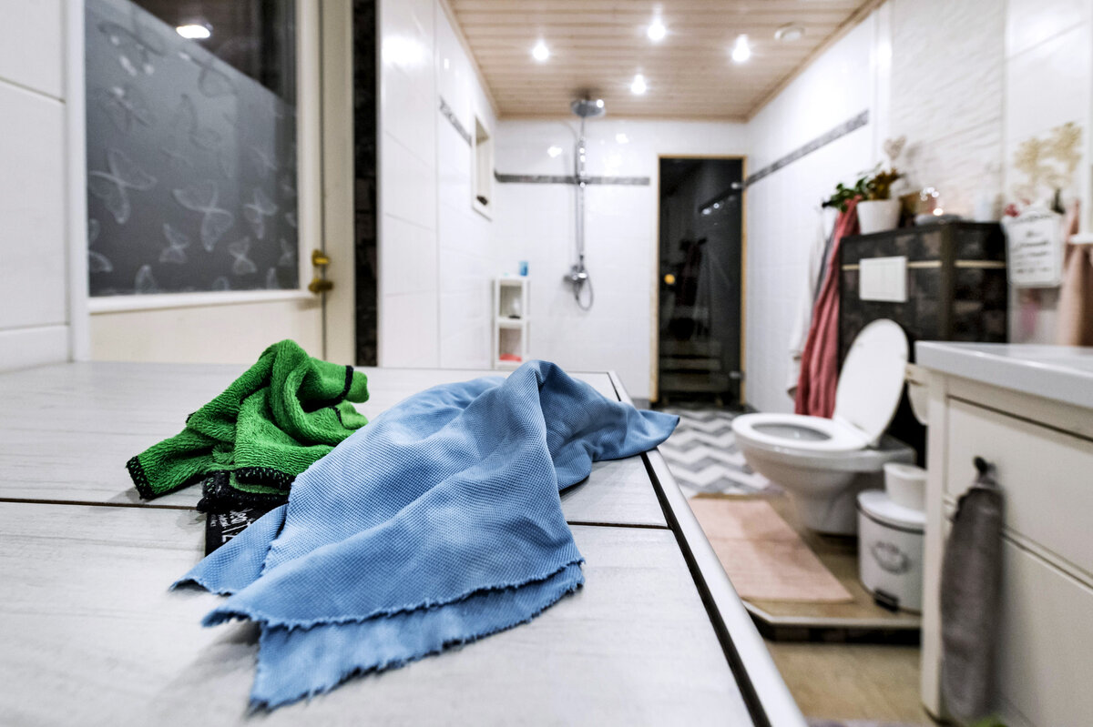 Saumat ja kaakelit vahingoittuvat helposti, jos niitä hangataan jatkuvasti voimakkailla kemikaaleilla. 