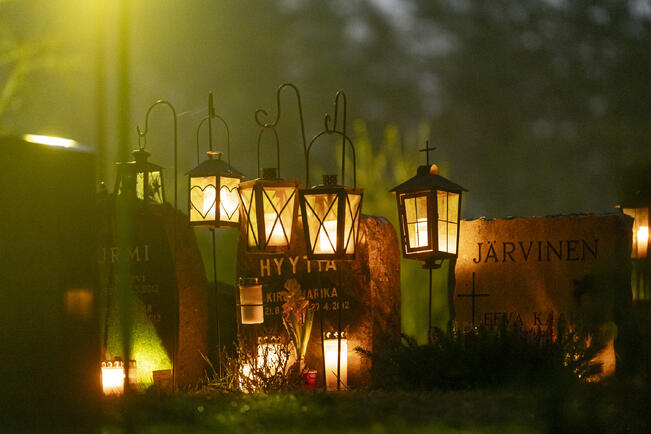 Nykyään moni jättää haudalle ledkynttilän.