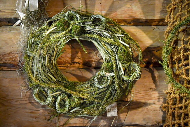 Joulukranssin voi laittaa oveen taloyhtiössä, mutta joulumattoja tai jouluvaloja ei.