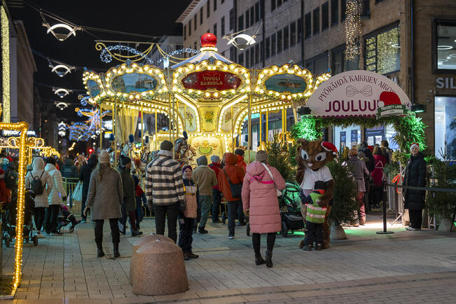 Karuselli keräsi ympärilleen paljon katsojia.
