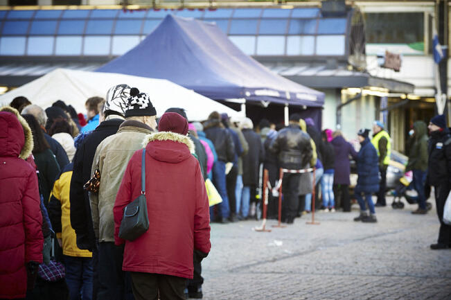 Onko oikein, että työikäisten rahat eivät riitä edes elämiseen, kysyy kirjoittaja.