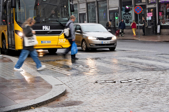 Miksi kaupunkipolitiikassa säästöjä etsitään ensimmäisenä niistä, joiden arki on jo valmiiksi riippuvainen toimivista palveluista, kysyy kirjoittaja.