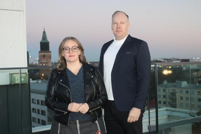 Tukenasi ry:n toiminnanjohtaja Katja Suominen ja BNI Varsinais-Suomen aluejohtaja Janne Uoti Walo Rooftop Barin kattoterassilla, jossa BNI Kulmahuone kokoustaa torstaisin. 