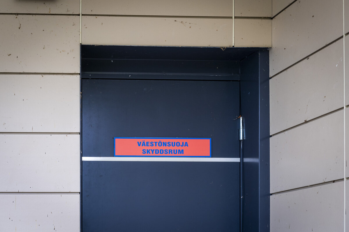 Väestösuojan ovi on kapea ja kynnys korkea, koska tilan on oltava myös ilmatiivis.
