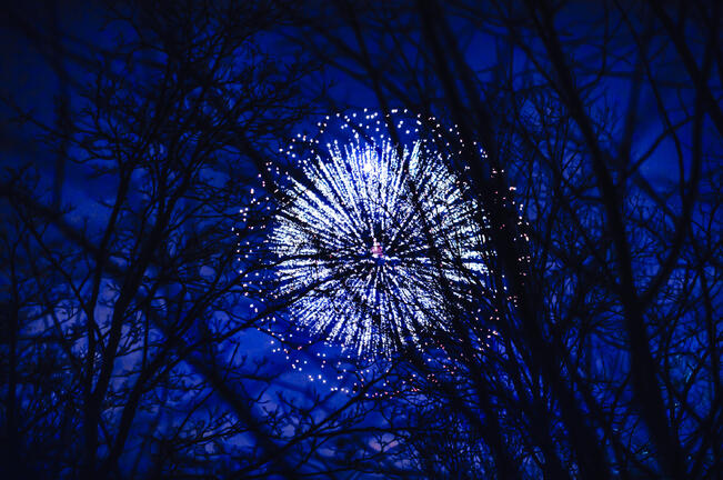 Raketteja ostettaessa tulisi hankkia suojalasit koko juhlaväelle.