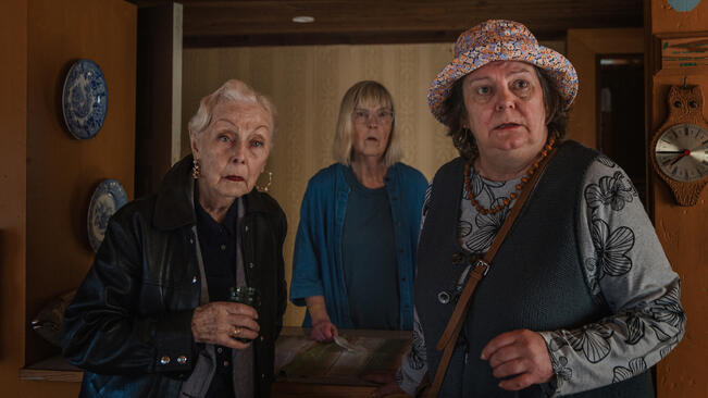 Raili (Seela Sella) ja Inkeri (Leena Uotila) saavat matkalleen mukaan Kertun (Sanna-Kaisa Palo).