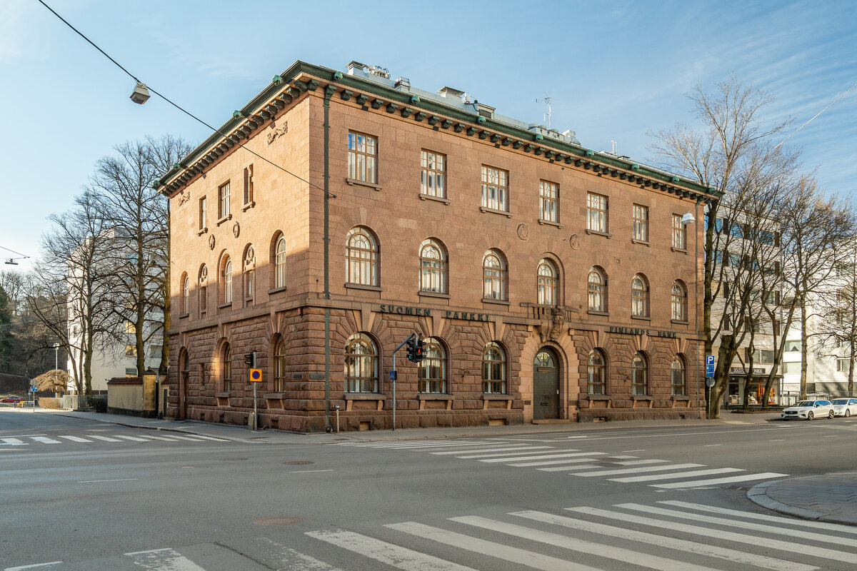 Vuonna 1914 valmistunut Suomen Pankin entinen konttori Linnankadulla on yksi Kansallis-yhtiöiden kohteista.