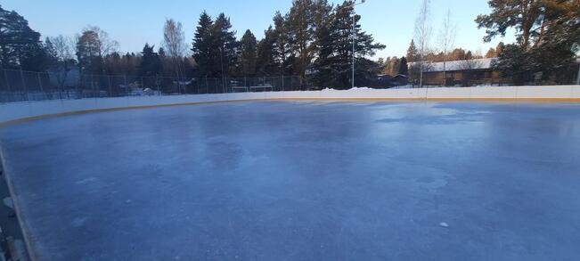 Lietsalan luistelukenttä maanantaina. 