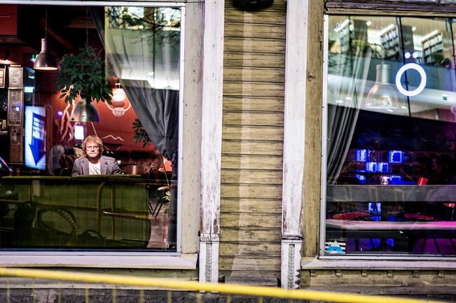 Juuso Kekkonen esiintyy Bar Ö:ssä.